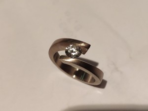 anillo de compromiso con brillante